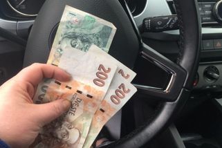 Ten, kdo vlastní auto starší 8 let bude státu odvádět měsíční poplatek 10 000Kč. Neuděláte s tím vůbec nic